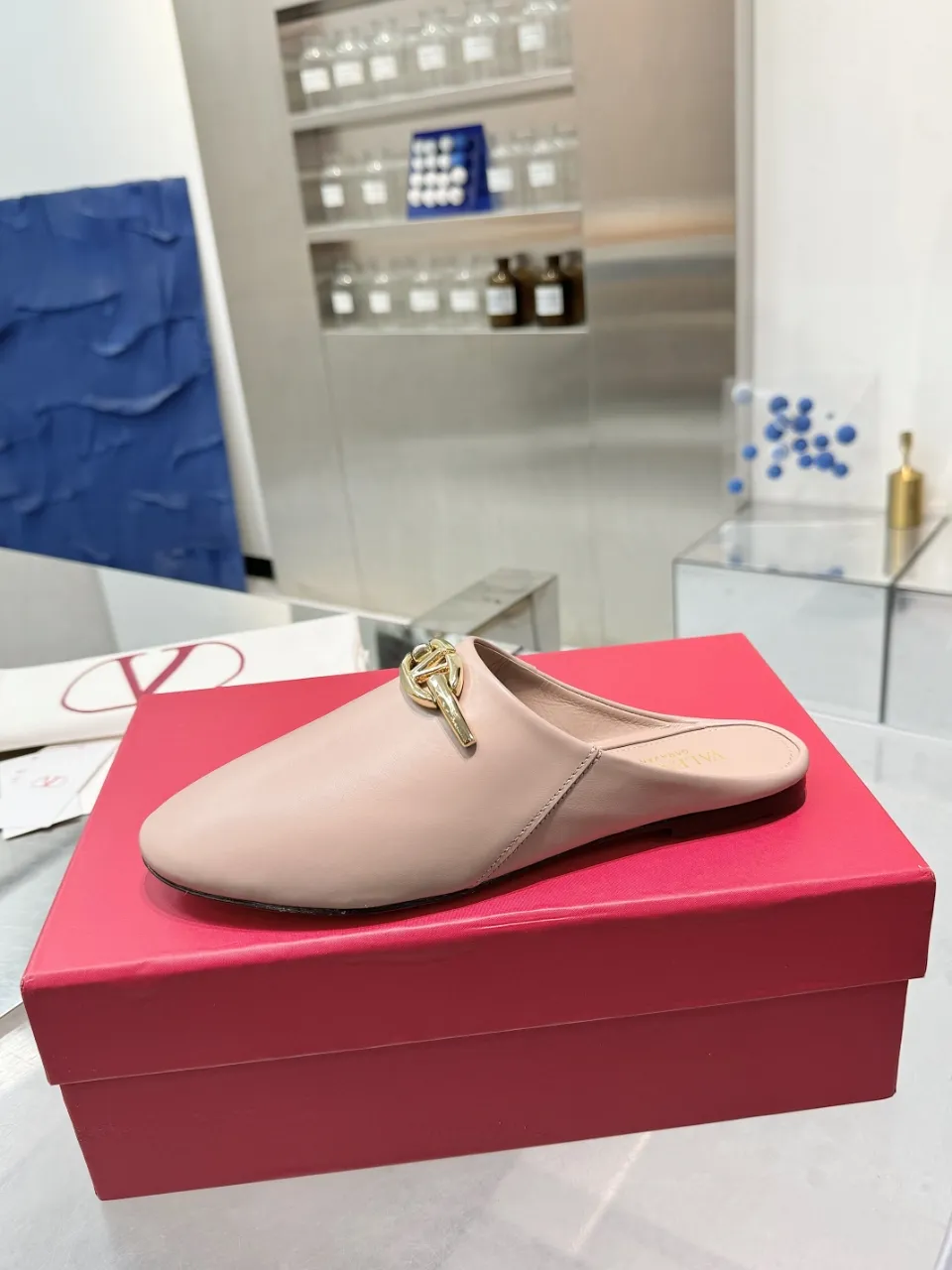 👟👟Ex-factory price 520👟👟 Valentino’s hottest new product in 2025, the new slippers are also easy to wear...😈😈😈 The latest logo buckle Perfectly combined with sexiness❤️‍🔥❤️‍🔥❤️‍🔥❤️‍🔥It is simply the pinnacle of summer fashion💖💖💖💖Original replica Outsole: Italian genuine leather outsole Heel height: Flat heel Size: 35-39 (40 41 42 customization is non-returnable and non-exchangeable)